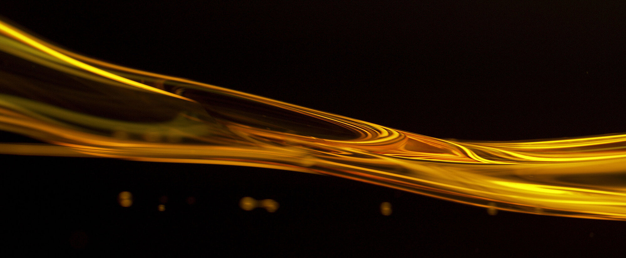 fließendes Öl auf schwarzem Hintergrund