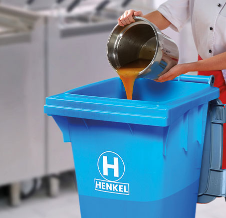 P. Henkel Altspeisefettbehälter FATBOXX wird mit Altspeisefett befüllt
